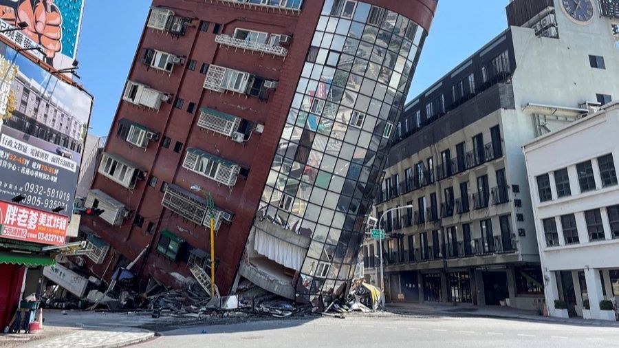 FOTO: Dahsyatnya Gempa Bumi Terkuat di Taiwan Sampai Bikin Gedung-Gedung Miring hingga Tujuh Orang Tewas dan 77 Lainnya Terjebak