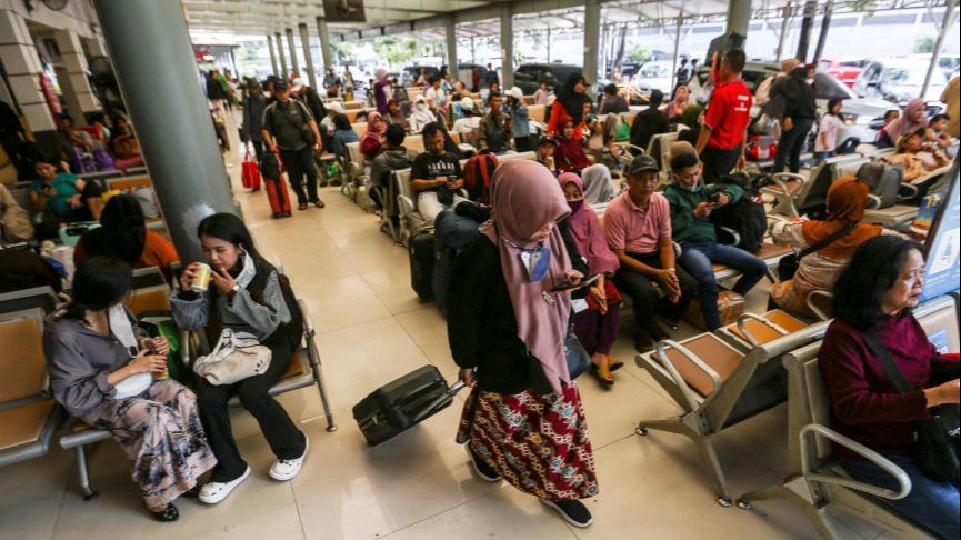 FOTO: Pemudik Mulai Padati Stasiun Pasar Senen, 42 Ribu Penumpang Kereta Sudah Meninggalkan Jakarta