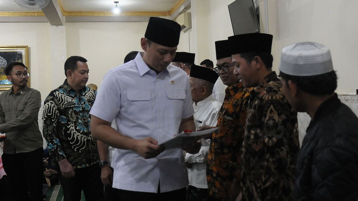 FOTO: Menteri AHY Bagikan Sertifikat Wakaf untuk Masjid dan Musala di Jakarta