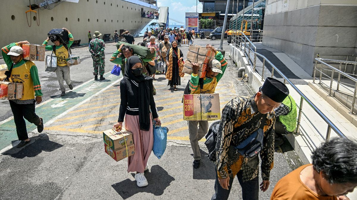 FOTO: H-7 Lebaran, Gelombang Pemudik Mulai Berdatangan di Pelabuhan Tanjung Perak Surabaya