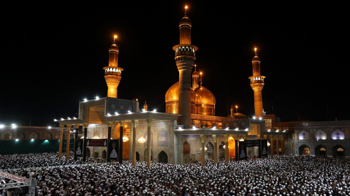 FOTO: Membeludak, Ribuan Jemaah Padati Masjid di Baghdad untuk Berburu Lailatul Qadar