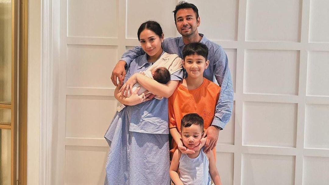 Potret Raffi Ahmad Tidur Sama Lily, Wajah Sang Bayi Masih Dirahasiakan Bikin Penasaran