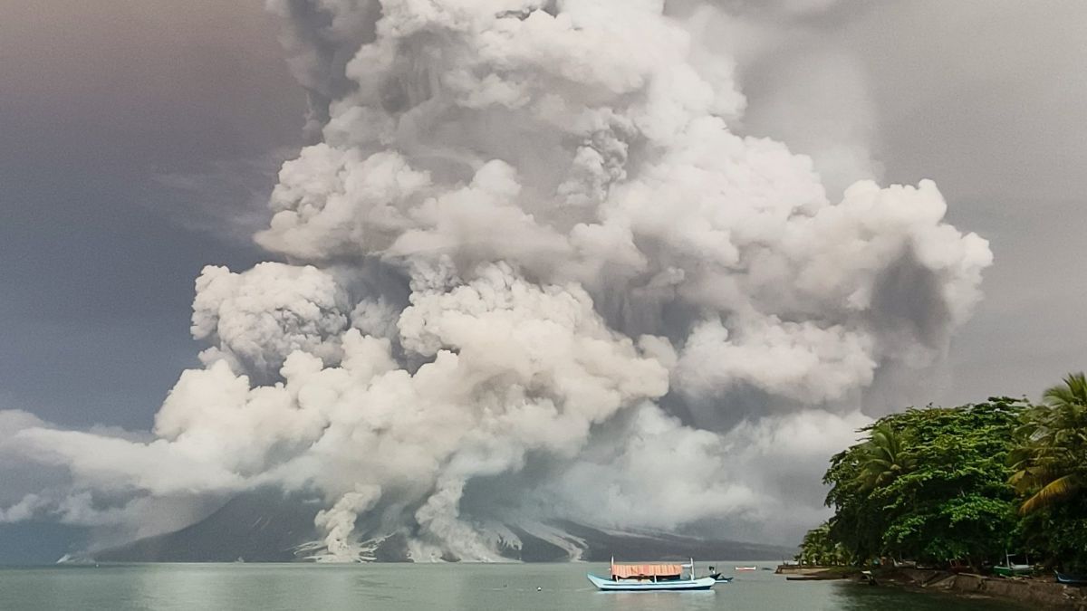 FOTO: Penampakan Gunung Ruang Kembali Meletus, Muntahkan Abu Vulkanik Setinggi 5.000 Meter