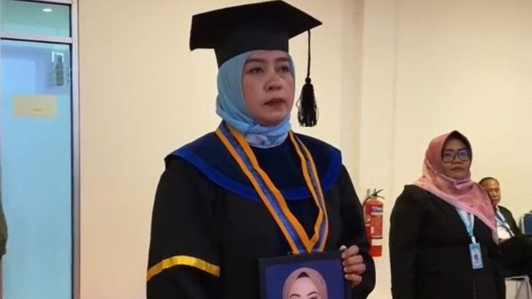 Momen Ibu Wakilkan Wisuda Putrinya yang Meninggal karena Sakit Ini Viral, Banjir Doa Warganet