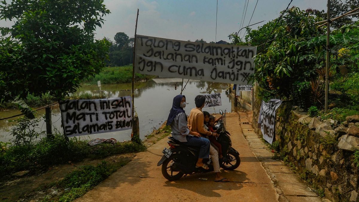 FOTO: Gunung Sampah TPA Cipayung Longsor ke Kali Pesanggrahan, Jalan dan Pemukiman Warga 4 Bulan Kebanjiran