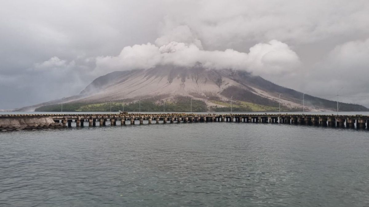 Penduduk Diminta Waspadai Tsunami akibat Erupsi Gunung Ruang