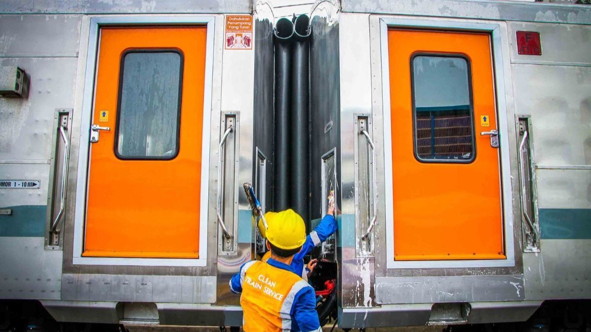 Detik-Detik Penumpang Wanita Jatuh ke Celah Peron KRL di Stasiun UI Depok