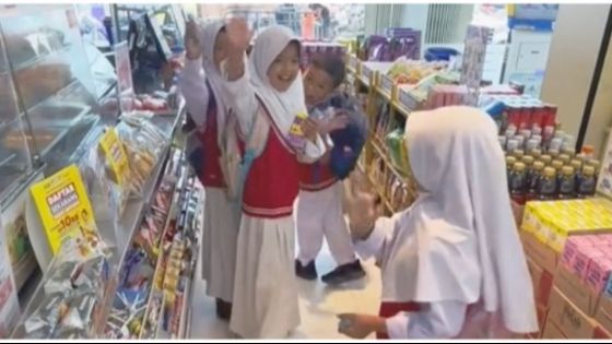 Viral Wanita Traktir Anak SD Jajan di Minimarket, Reaksi Anak-Anak Curi Perhatian