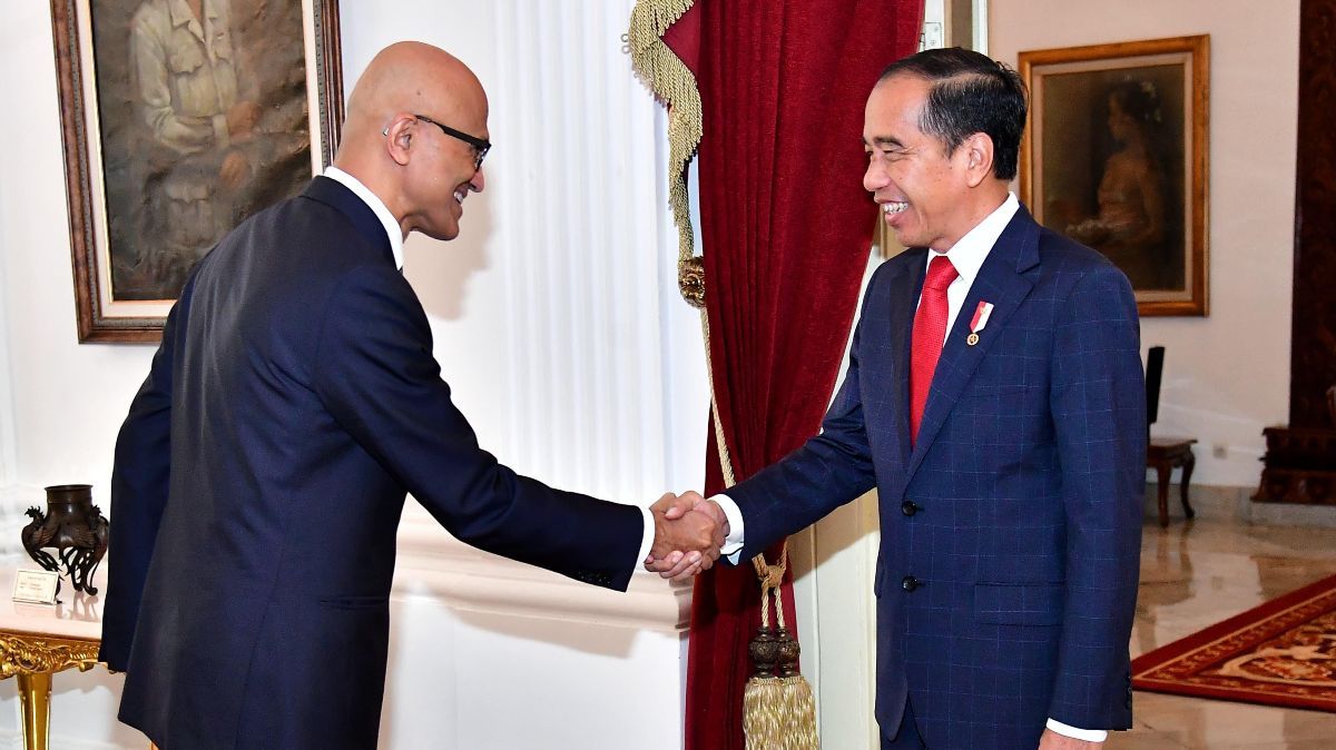 FOTO: Semringah Jokowi Terima Kunjungan CEO Microsoft Satya Nadella di Istana, Jajaki Investasi Besar di Bidang AI