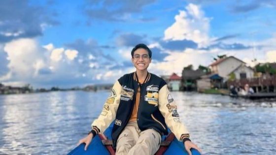 Naik Perahu di Pangkalan Bun, 8 Foto Manis Eby DA Saat Liburan ke Puncak