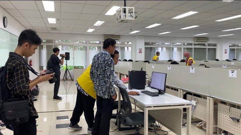 Cegah Kecurangan & Praktik Perjokian, Peserta UTBK-SNBT 2024 di UI Diperiksa Pakai Metal Detector