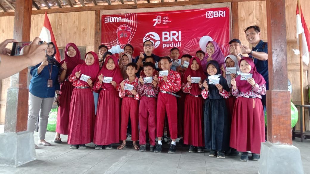 20 Anak Petani Jambu Kristal di Desa Munggangsari Purworejo Dapat Beasiswa dari Bank BRI, Siswa Berprestasi