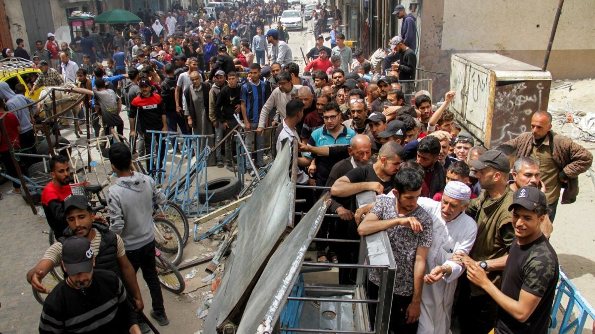 FOTO: Demi Roti, Antrean Warga Palestina di Gaza Sampai Sepanjang ini