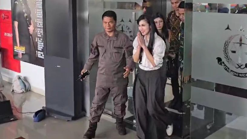 Gimmick Sandra Dewi Saat Diperiksa Kasus Korupsi Suami di Kejagung