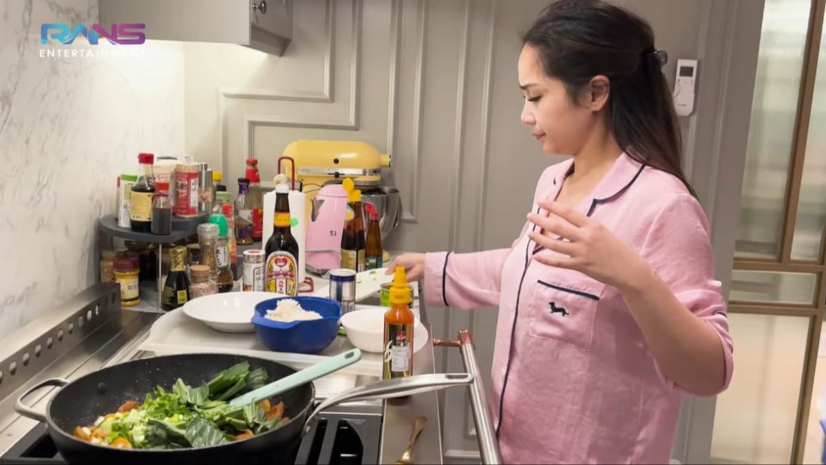 Sudah Banyak Sekali Makanan di Meja, Potret Nagita Slavina Tetap Masak Untuk Sahur Bareng Raffi Ahmad