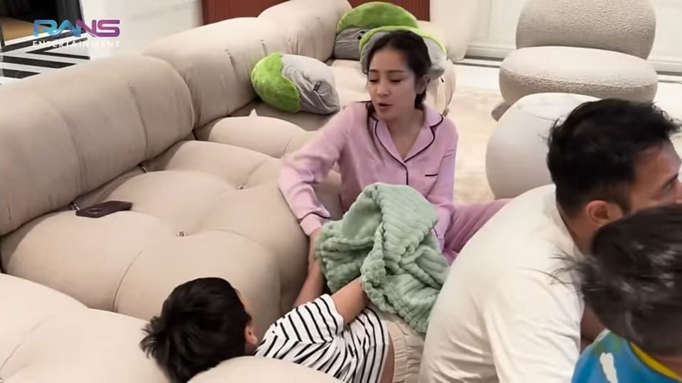 Ngantuk Berat, Potret Rafathar Makan Sahur Disuapi Nagita Slavina Sambil Tidur