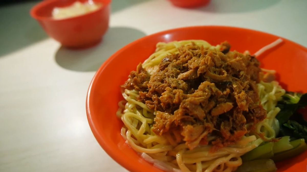 Mencicipi Sajian Lawas di Warung Bakmi Babah Tong Matraman, Punya Menu Bubur yang Topingnya Dipisah