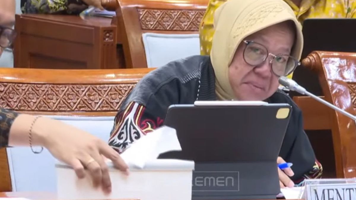 Sampai Angkat Tangan, Begini Gaya Mensos Risma Jawab Pertanyaan Hakim MK soal Pembagian Bansos 2023 Mundur