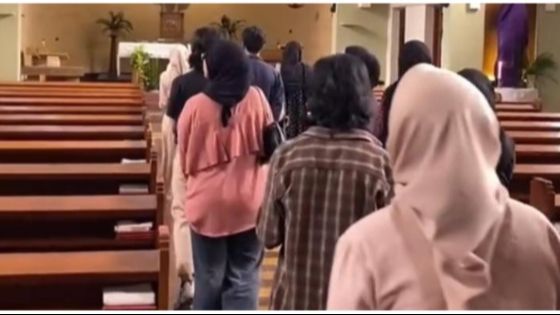 Sekelompok Mahasiswa Muslim ‘Ngabuburit’ di Kapel Biara Ursulin Bandung, Aksinya Viral