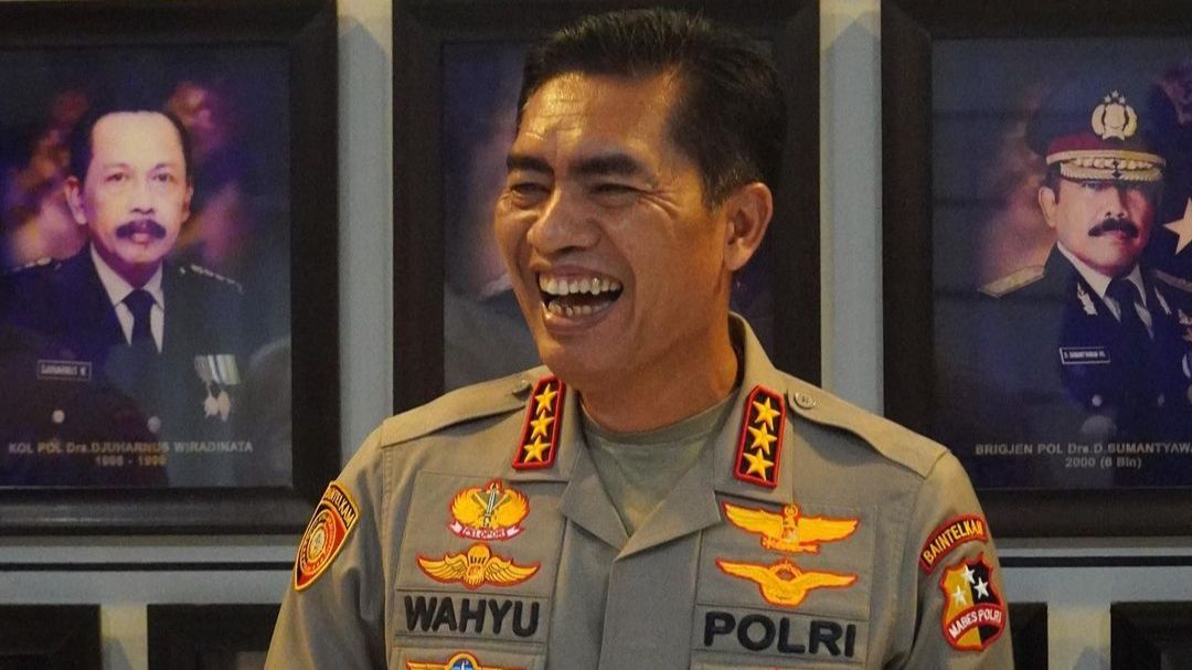 Jenderal Polisi Lulusan Terbaik Cium Kening Istri Depan Banyak Orang, Tulis Pesan Cinta yang Romantis