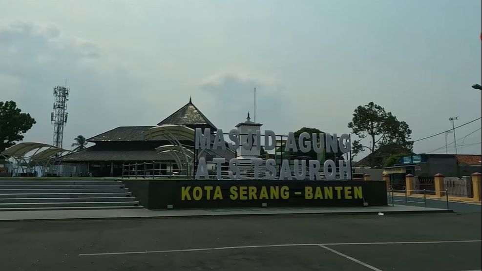 Mengunjungi Masjid Ats Tsauroh Serang, Bentuknya Mirip Pendopo Jawa dan Punya Taman Estetik