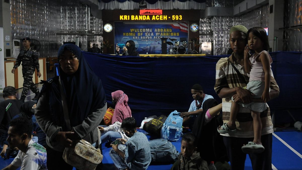 FOTO: Potret Ribuan Pemudik Pulang Kampung Naik Kapal Perang KRI Banda Aceh