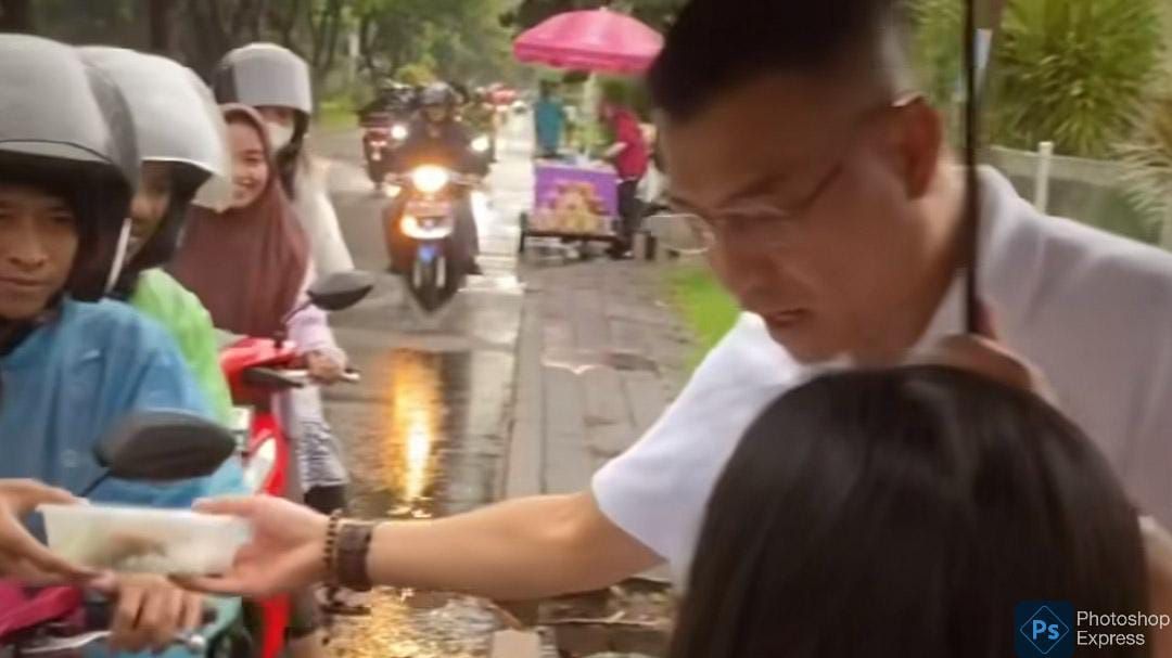 Di Bawah Guyuran Hujan Deras, Momen Anang Hermansyah dan Arsy Bagi-Bagi Makanan di Pinggir Jalan