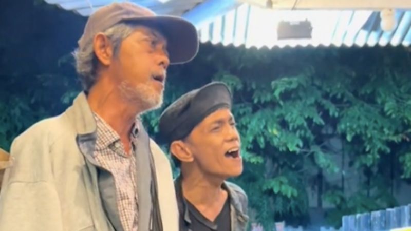 Pengamen Nyanyi Lagu ‘Country Road’ di Coffee Shop, Netizen ‘Berasa Makan di Pinggiran Texas’