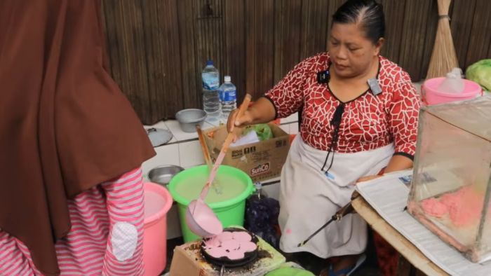 Kisah Wanita Sukses Jualan Kue di Pinggir Jalan Omzet Jutaan per Hari, Nyaris Bangkrut karena Dikerjai Orang