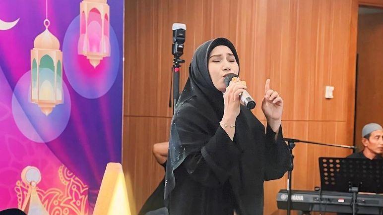 Di Usia 41 Tahun, Potret Cantik Puput Melati Tampak Seperti Gadis Bak Kakak dan Adik dengan Anaknya