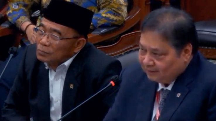 VIDEO: Respons Airlangga Ditanya Hakim MK Arief Hidayat, Suara Golkar Naik Tinggi Berkat Bansos