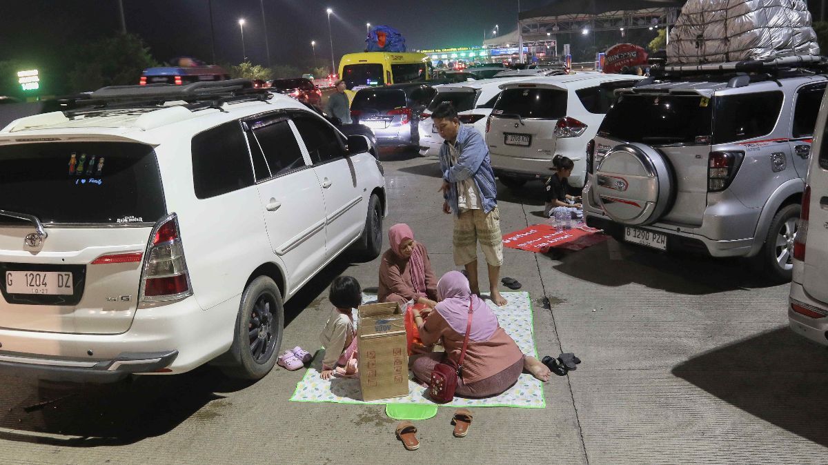 FOTO: Bak Piknik, Ini Potret Pemudik Gelar Tikar dan Sahur di Gerbang Tol Cikampek Utama