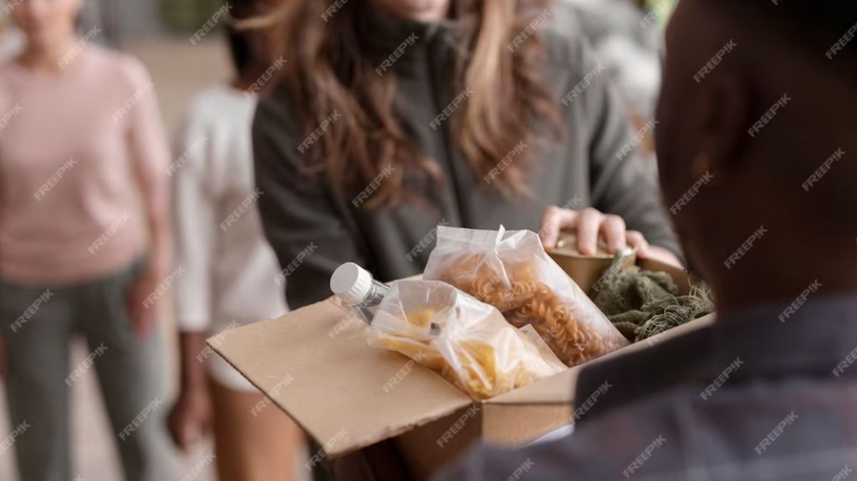 Intip Keseruan Tradisi Bibibi Probolinggo, Warga Kompak Bagikan Makanan dan Uang pada Malam ke-27 Ramadan