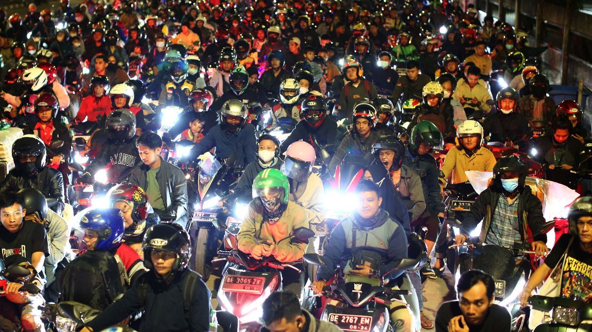 FOTO: Membeludak, Ribuan Pemudik Motor Padati Pelabuhan Ciwandan Banten untuk Menyeberang ke Sumatera