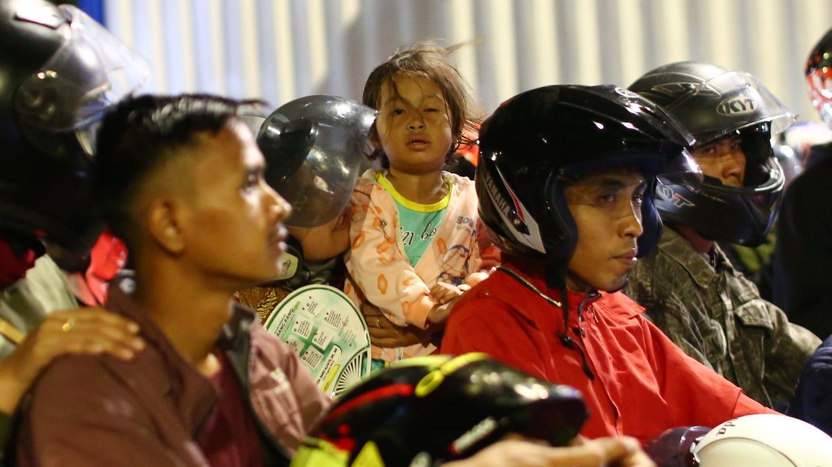 FOTO: Wajah Lelah Anak-Anak Pemudik Motor Saat Antre Berjam-jam di Pelabuhan Ciwandan