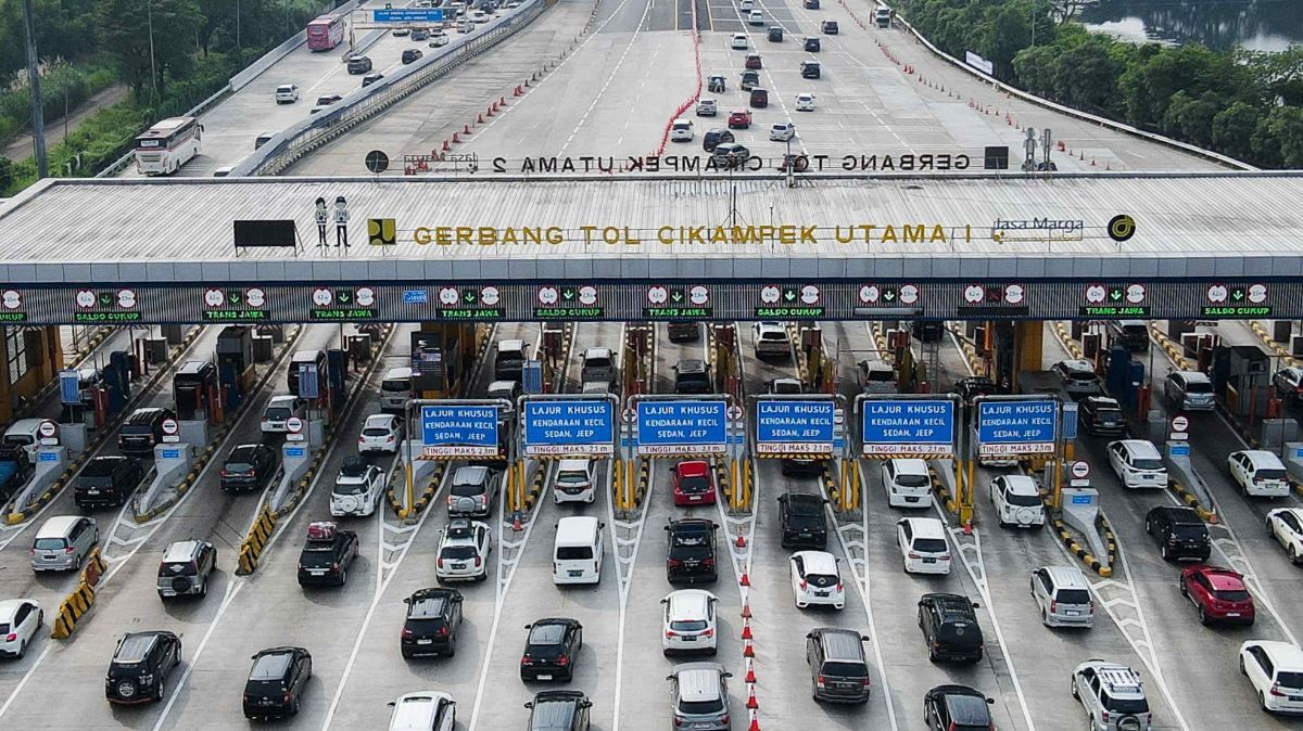 FOTO: Pantauan Arus Mudik di Gerbang Tol Cikampek Utama, Skema One Way Diterapkan