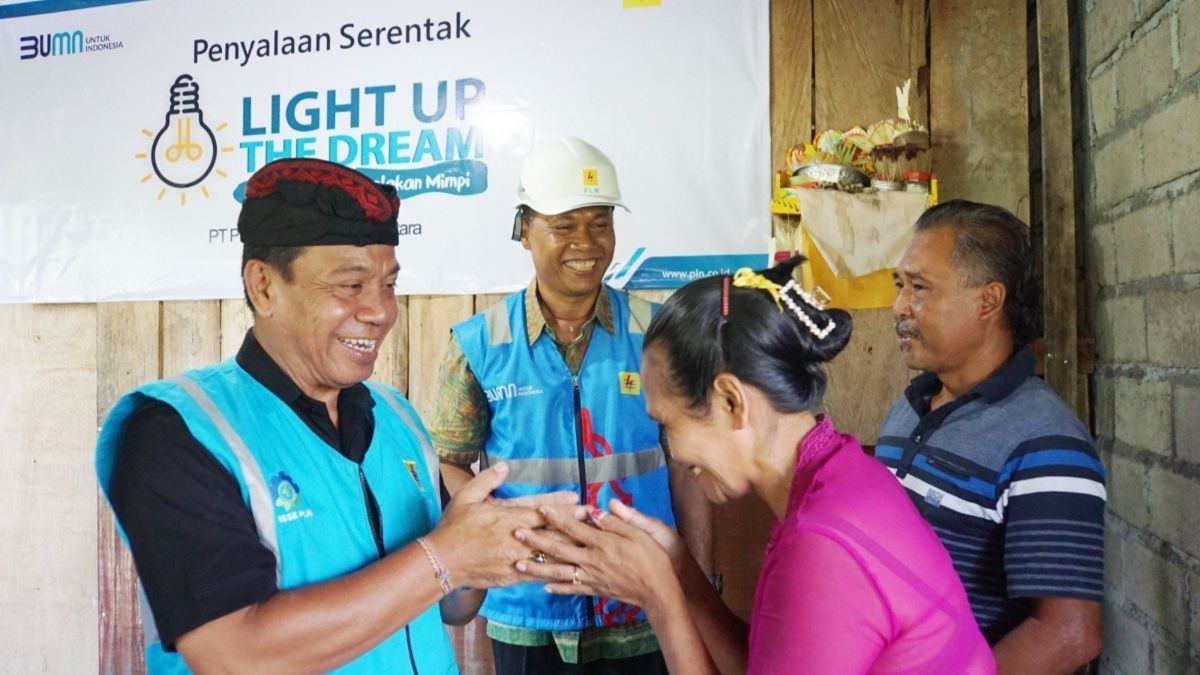 Gelar Program Light Up The Dream, PLN UID Bali Beri Bantuan Kelistrikan untuk 32 KK di Buleleng