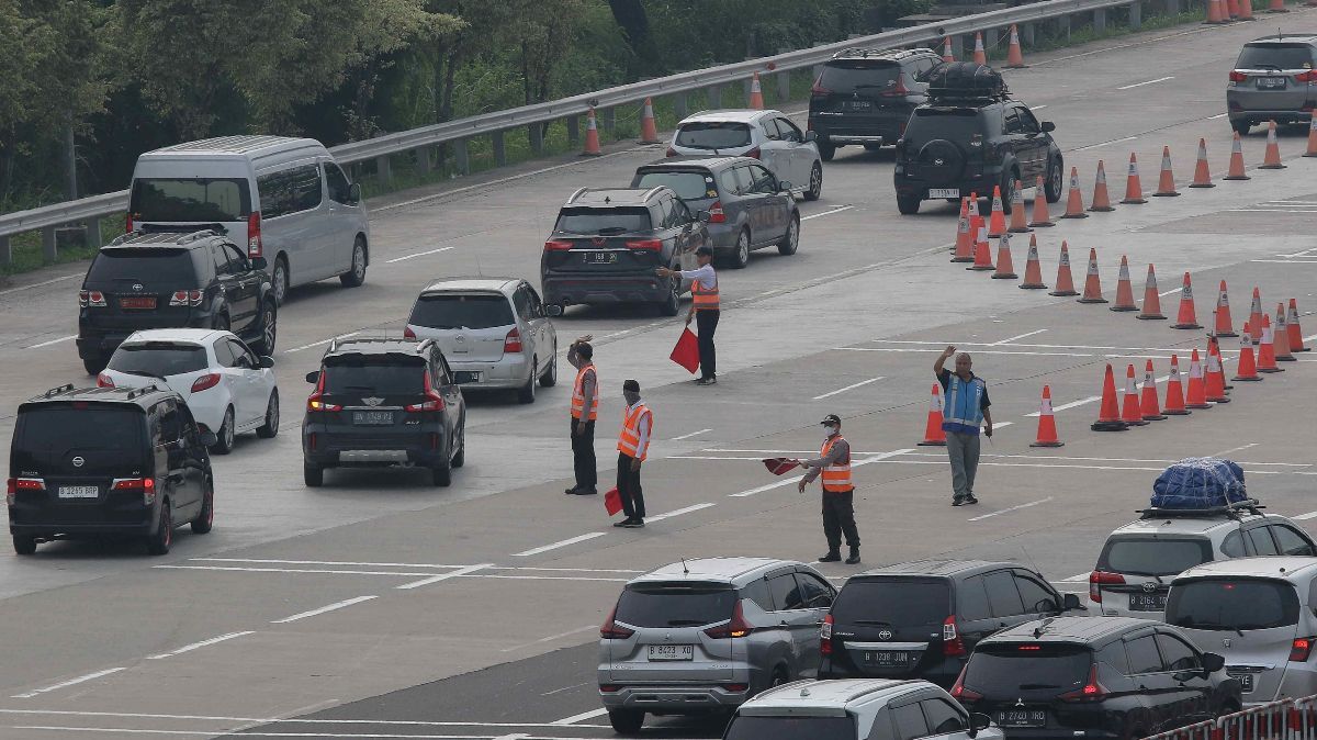 Terjebak Macet dan Kehabisan Bensin di Tengah Jalan Tol, Ini Solusinya