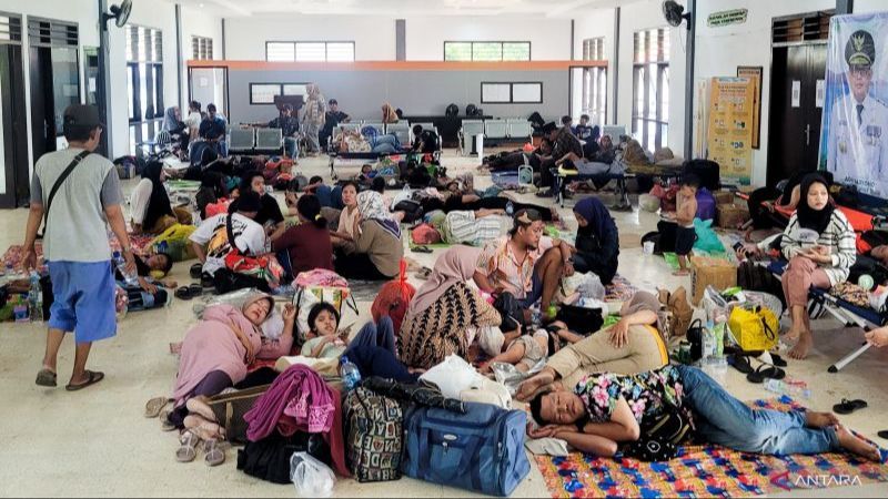 Cerita Warga Tiga Hari Menginap di Pelabuhan Jangkar Gara-Gara Kalah 'Tiket War' Kapal Mudik ke Madura