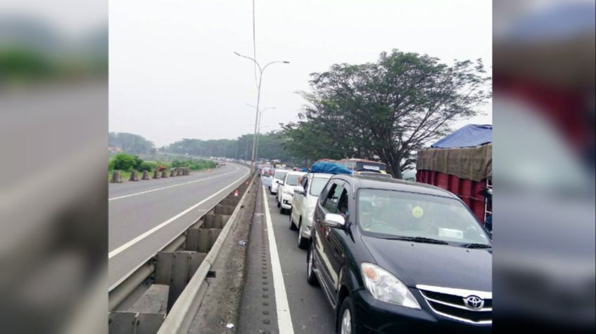 Urai Kemacetan di KM 90 Tol Merak, Kendaraan Diarahkan Masuk Buffer Zone