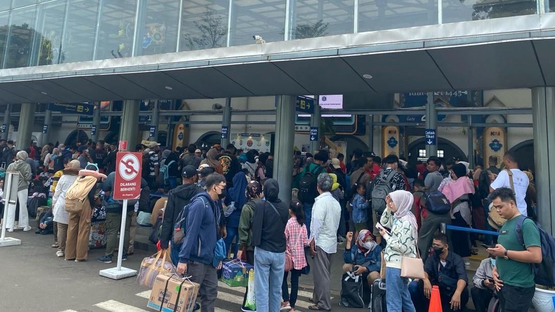 Kisah Porter Nomor 001 Stasiun Pasar Senen, Mudik Lebaran Pendapatan Naik dan Pernah Angkut Barang 40 Kilogram