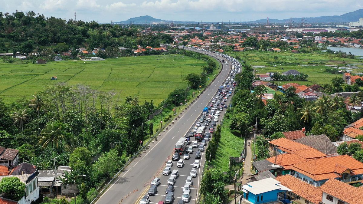 FOTO: Begini Parahnya Macet Menuju Pelabuhan Merak Banten, Kendaraan Pemudik Antre 8 Km di Dalam Tol