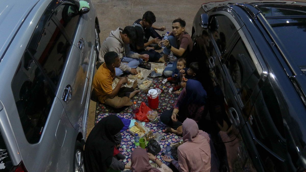 FOTO: Momen Hangat Pemudik Nikmati Buka Puasa di Rest Area Tol Cipali