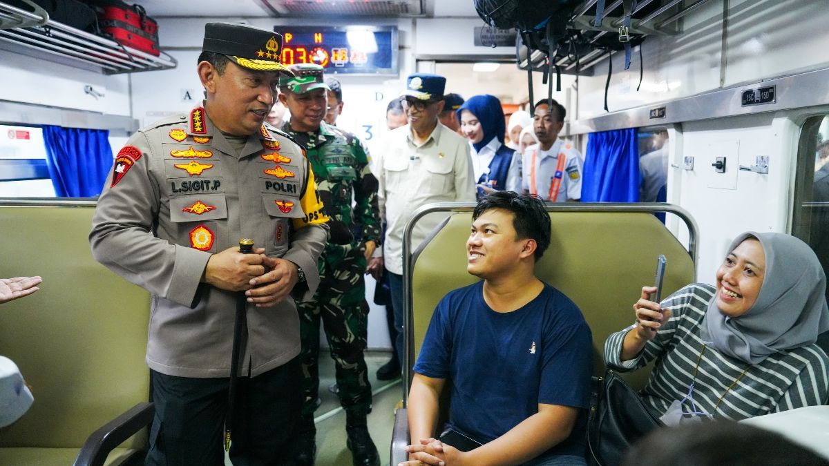 Berbincang dengan Pemudik, Kapolri Jamin Mudik di Stasiun Pasar Senen Aman Tanpa Kejahatan