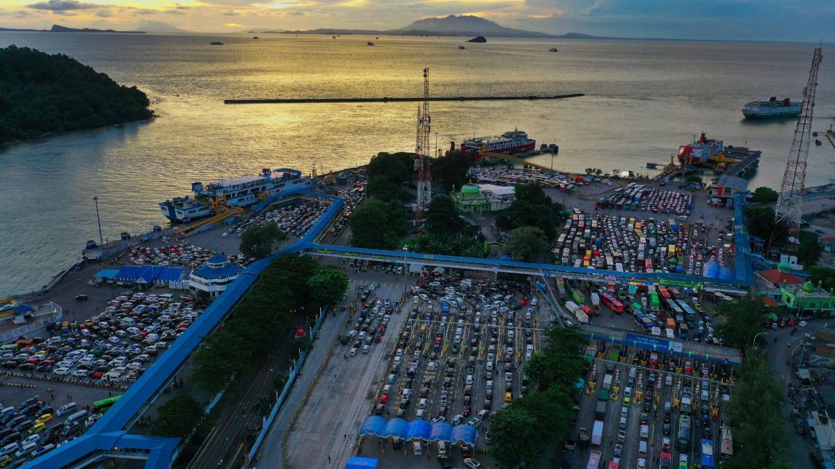 FOTO: Membeludaknya Pemudik di Pelabuhan Merak Banten, Tiket Penyeberangan hingga H-2 Lebaran Ludes