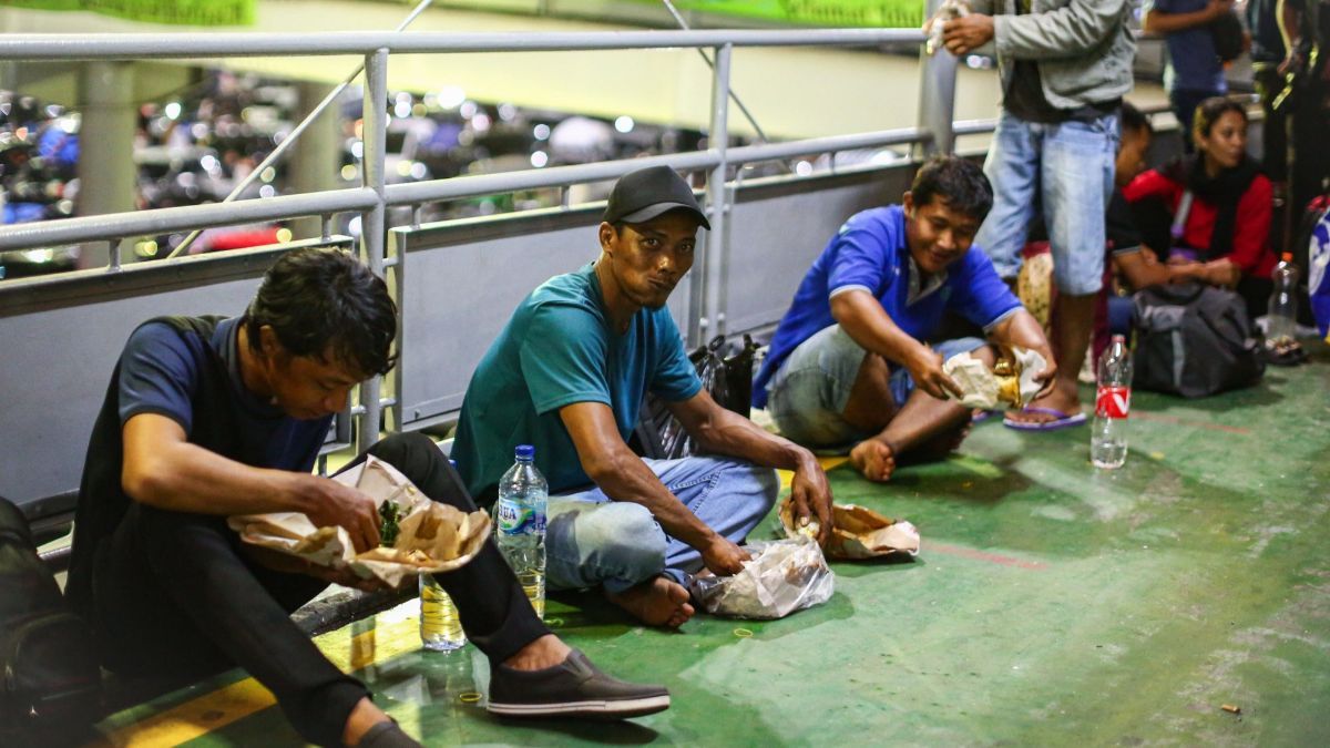 FOTO: Terjebak Antre Panjang, Pemudik Terpaksa Berbuka Puasa di Dermaga Pelabuhan Merak