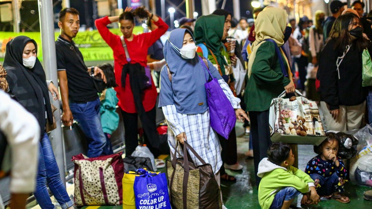 FOTO: Momen Pemudik Pejalan Kaki Serbu Pelabuhan Merak, Banyak yang Pilih Perjalanan Malam