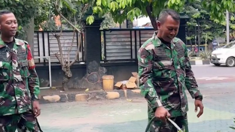 Enjoy di Hari Sabtu, Prajurit TNI Asyik Siram Pohon sambil Dengar Lagu Tempoe Doeloe