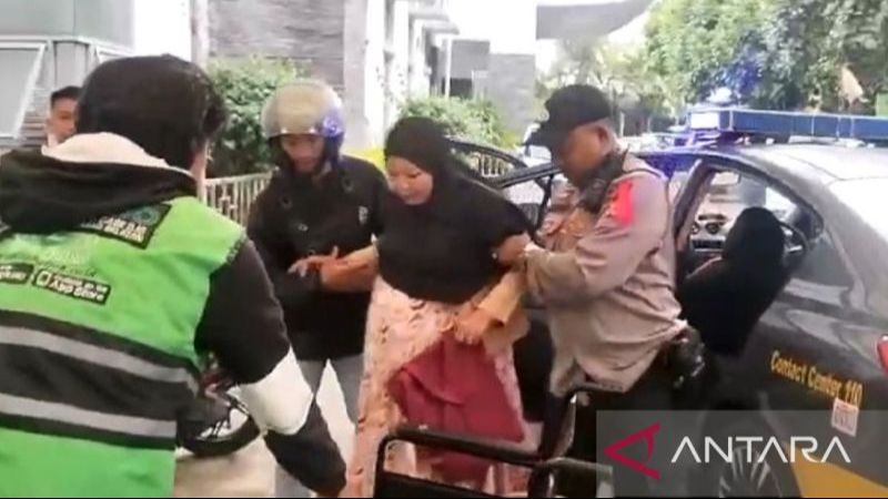 Ibu Hamil yang Hendak Melahirkan Ini Terjebak di Pasar Tipar, Sampai Dievakuasi Kepolisian