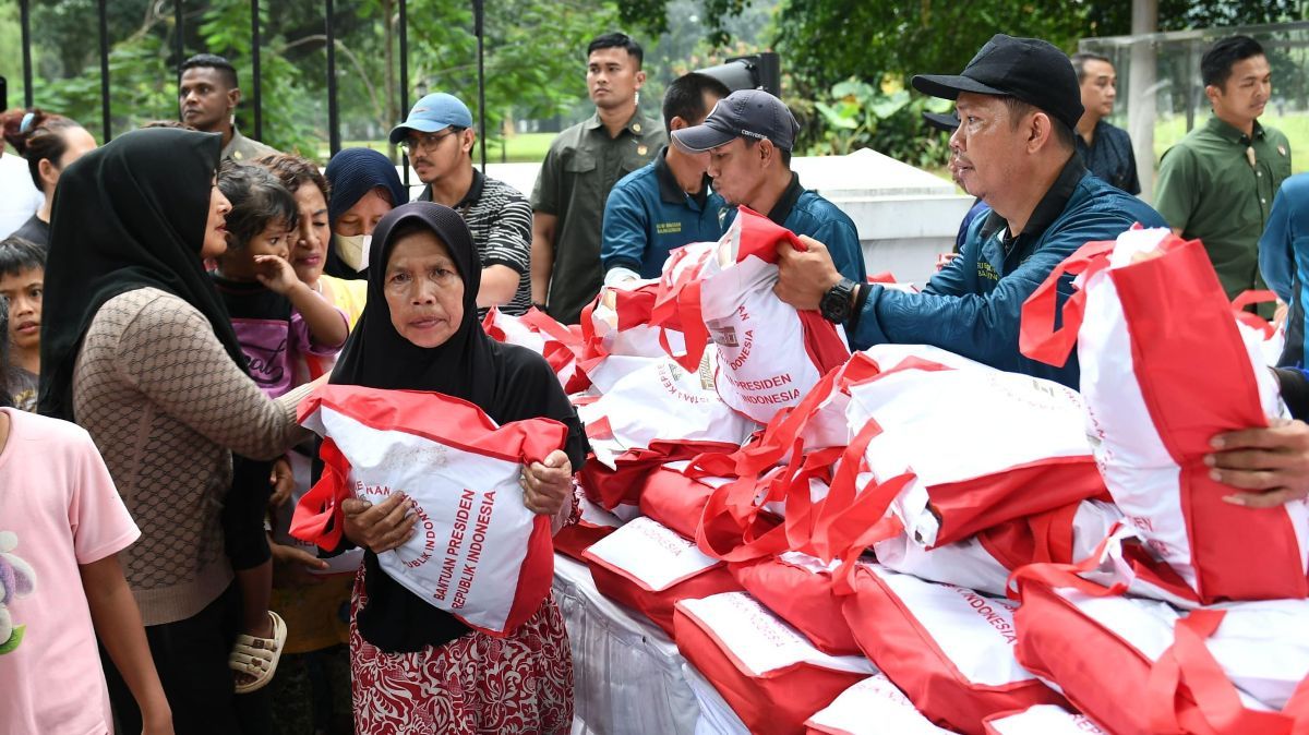 Disaksikan Jokowi, Senangnya Warga Dapat Bantuan Sembako Jelang Lebaran